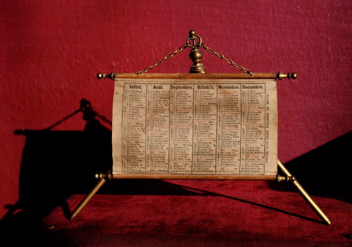 Miniaturní oboustranný kalendář z počátku 20. století.