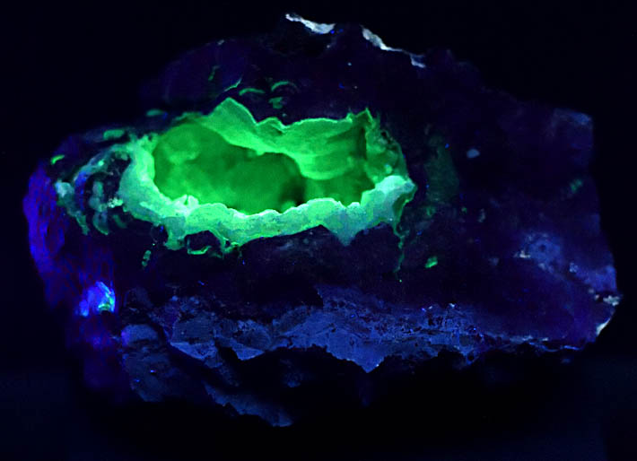 Luminiscence minerálu Chalcedonu