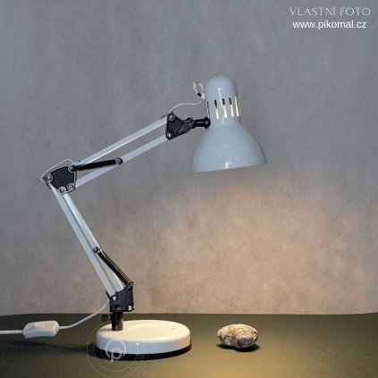 Stolní pracovní lampa v bílé barvě kovová na E27 žárovku a vypínačem na kabelu dagmar touskova obchod svitidla pikomal snížená poloha