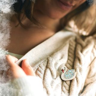 Zima umí čarovat ❄️ Mráz kreslí ledové vzory na hladinu, stejně jako na křídla naší labutě 🦢 Kombinace dřeva a plexiskla s...