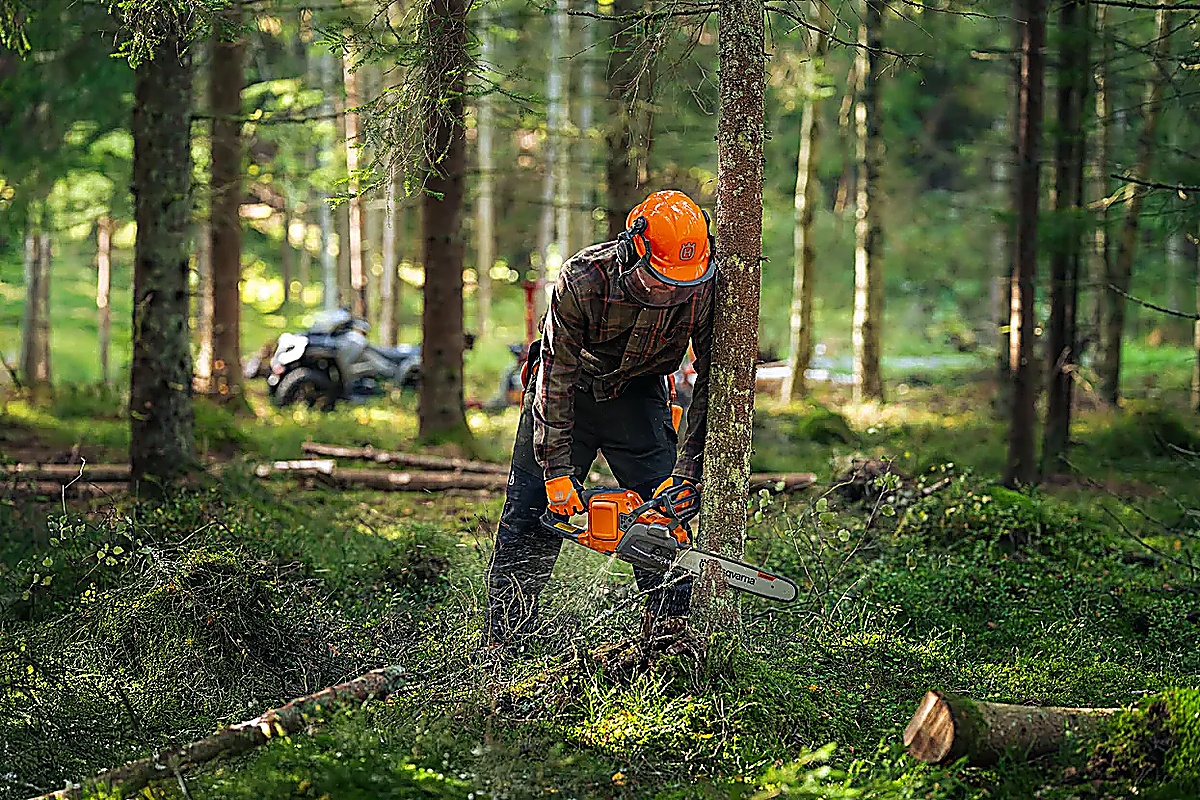 Práce s akumulátorovou řetězovou pilou Husqvarna v lese
