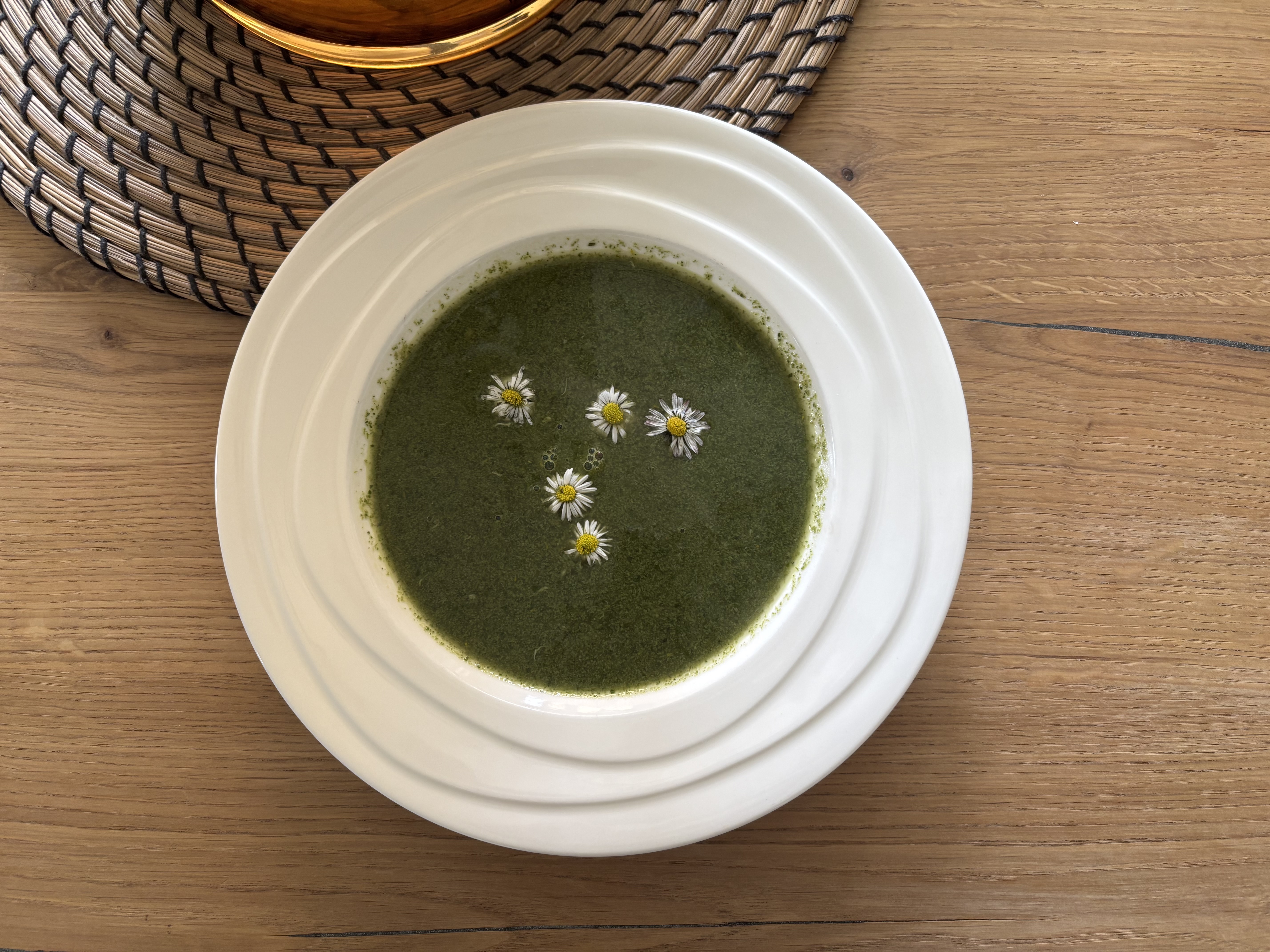 Zelená polévka podávaná na Zelený čtvrtek