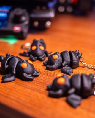 Halloween se blíží! 🎃👻 Připravili jsme pro vás něco speciálního – roztomilé netopýří přívěsky na klíče 🦇🔑 ✨...