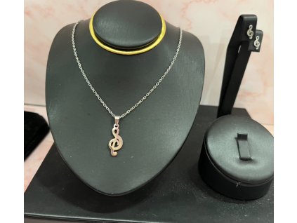 Melody Treble ékszer szett  Zenei motívumos ékszerszett rozsdamentes acélból, violinkulcs medállal és bedugós fülbevalóval, ezüst színben.