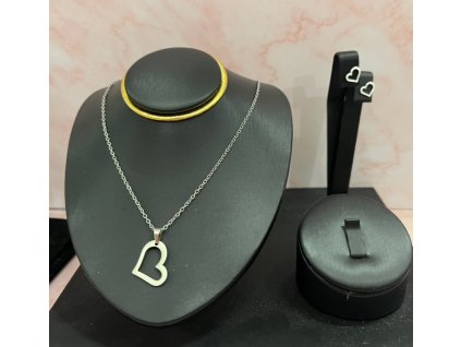 Heartline ékszer szett  Minimalista szív motívumos ékszerszett rozsdamentes acélból, nyaklánccal és fülbevalóval, ezüst színben.