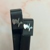 Heartbeat Love ékszer szett  Pulzus és szív motívumos rozsdamentes acél ékszerszett ezüst színben. Nyaklánc és bedugós fülbevaló, tartós, allergiabarát, ajándéknak is tökéletes.