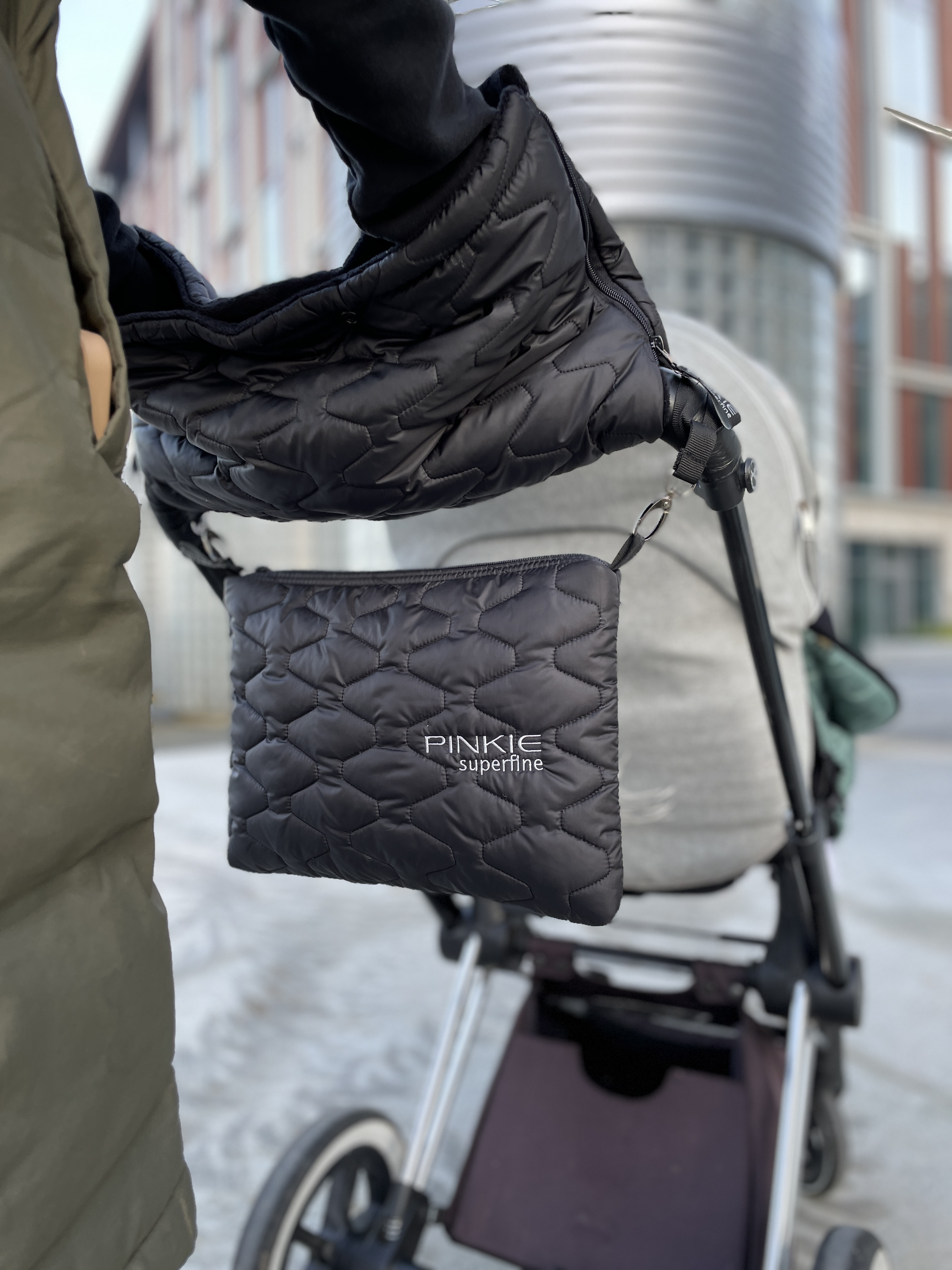 péřový rukávník Superfine Black