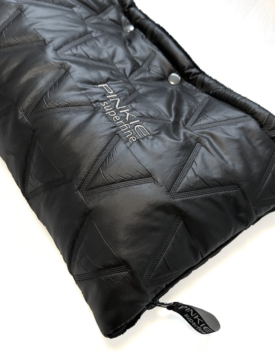 péřový rukávník Superfine Vee Black