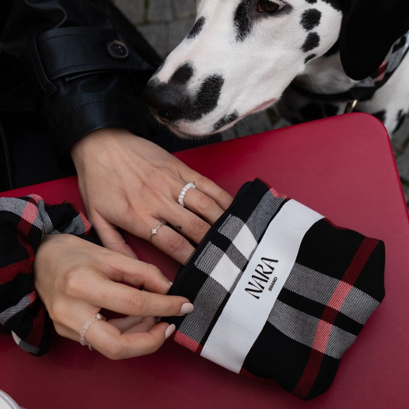 Kostkovaná taštička Check Pouch Barva: černá kostkovaná