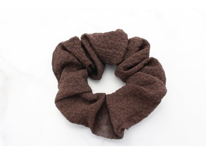 12201 scrunchie v hnedej farbe