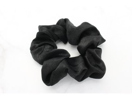 Scrunchie saténová v čiernej farbe