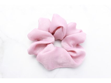 Scrunchie saténová v ružovej farbe