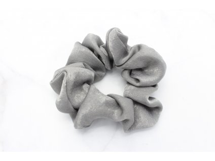 Scrunchie saténová v sivej farbe