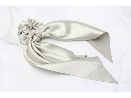 Strieborná scrunchie s výraznou mašľou