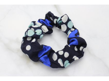 13107 scrunchie tmavomodra s bodkami