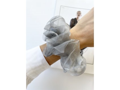 14640 2 tylova scrunchie v sivej farbe