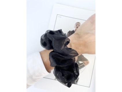 Tylová Scrunchie v čiernej farbe s čiernymi bodkami