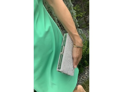 Elegantná strieborná kabelka vykladaná kamienkami