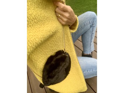 Kožušinová crossbody kabelka čierna v guľatom prevedení