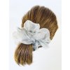 14640 1 tylova scrunchie v sivej farbe