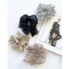 14640 3 tylova scrunchie v sivej farbe