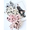 16366 1 tylova scrunchie v maslovej farbe s ciernymi bodkami
