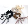 Semišová scrunchie s perlovou mašľou a stuhami