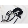 Semišová scrunchie s perlovou mašľou a stuhami