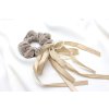 Semišová scrunchie s perlovou mašľou a stuhami