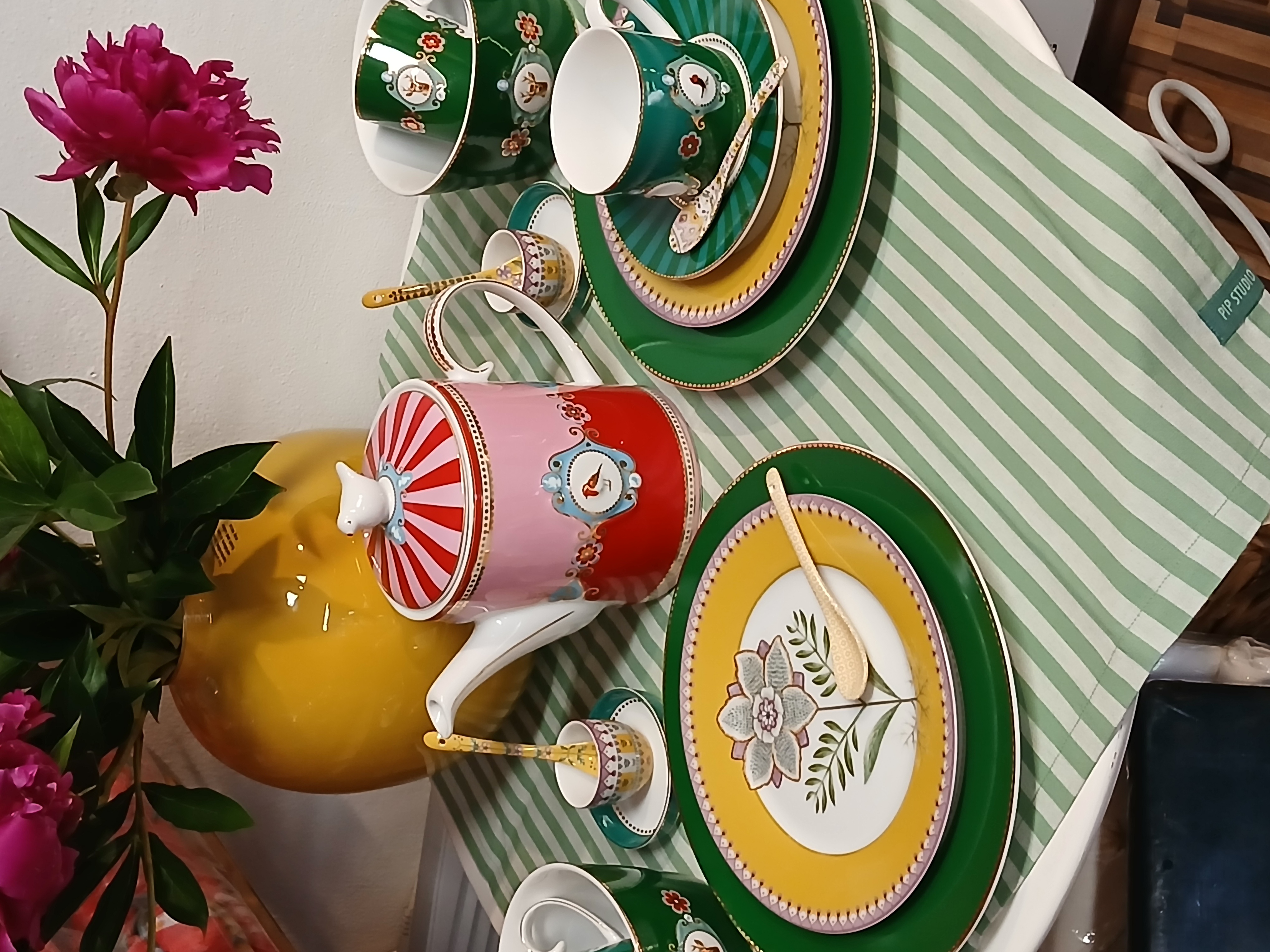Ukázka letního prostírání stolu v Pipa Ateliéru. Kombinace zeleného a žlutého porcelánu Pip Studio z kolekcí Lily & Lotus a Love Birds s miskami s motivem jelena na ubrusu se zeleným proužkem.