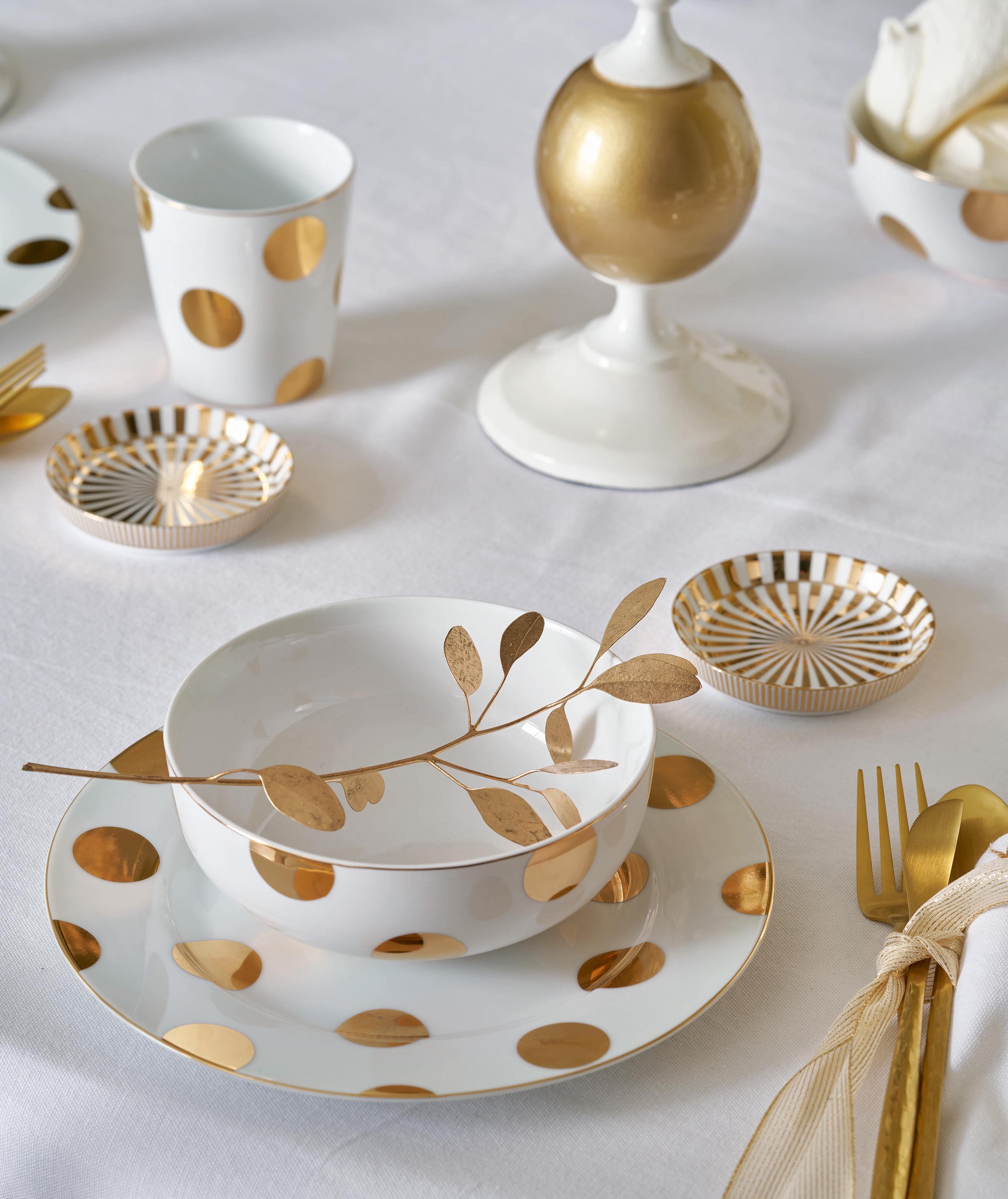 Pip Studio kolekce Dot Delight - mělký talíř a miska bílé barvy s velkými zlatými puntíky