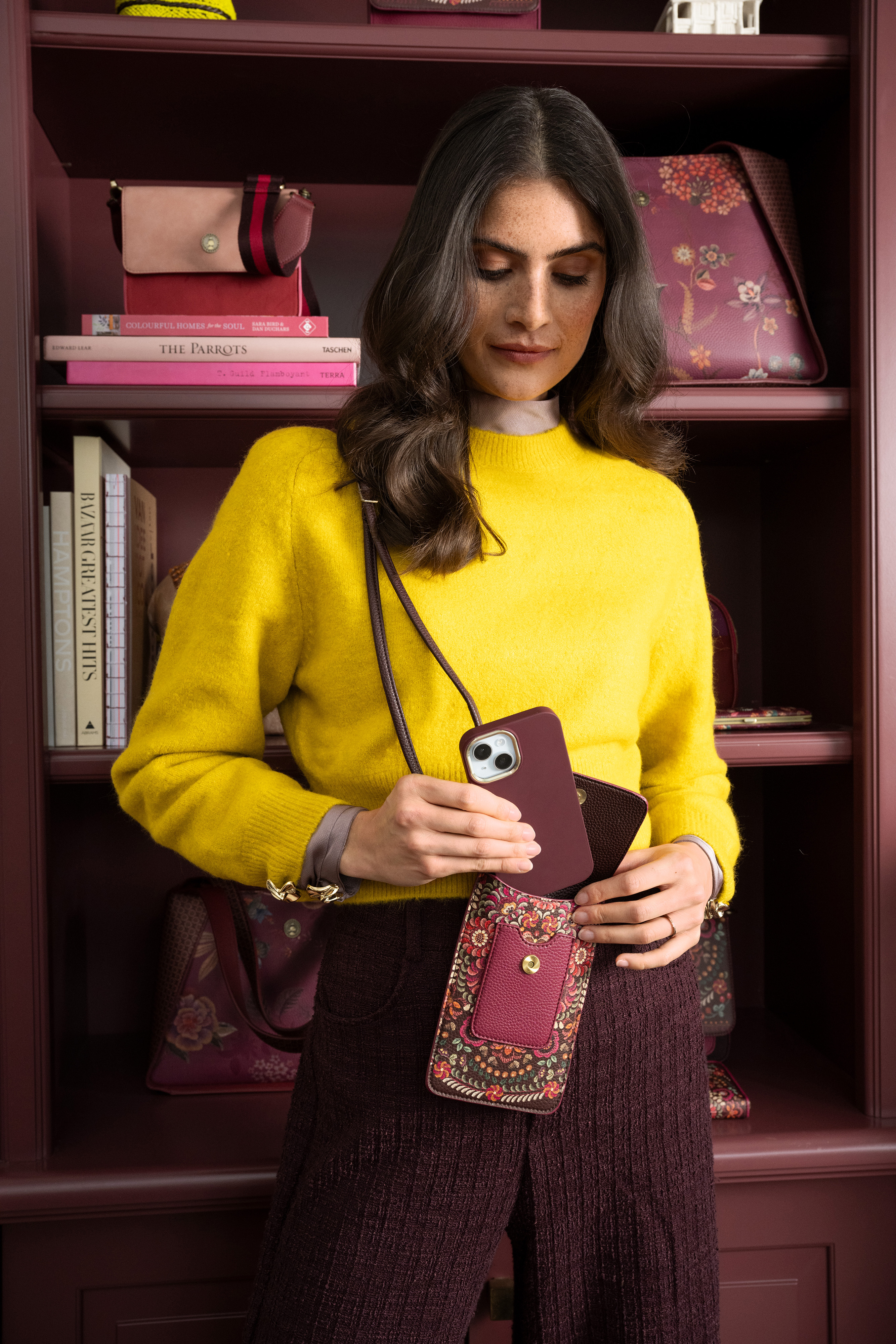 Květinová kabelka na mobil Pip Studio Peggy Il Ricamo červená na modelce jako crossbody pouzdro na telefon
