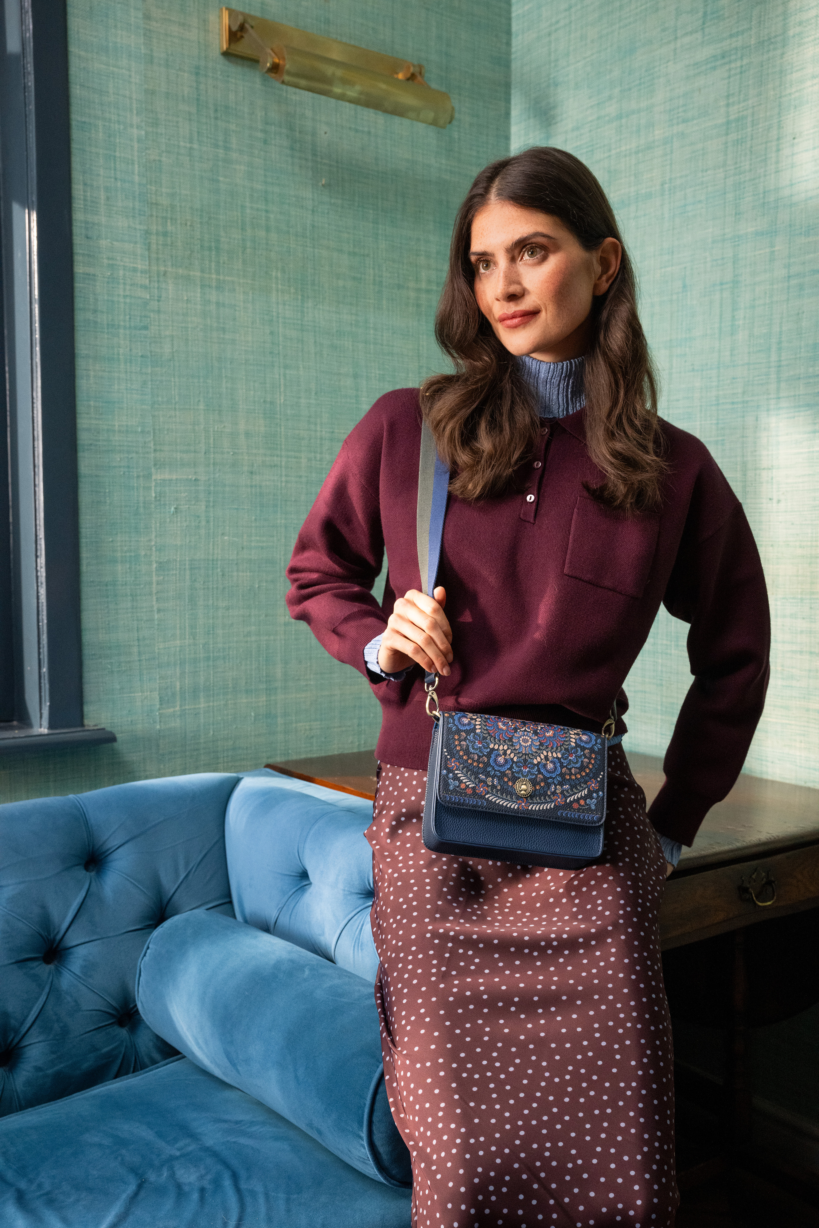 Pip Studio Fenna II Ricamo Cross Body kabelka, tmavě modrá na modelce ve vínovém svetru a puntíkované sukni
