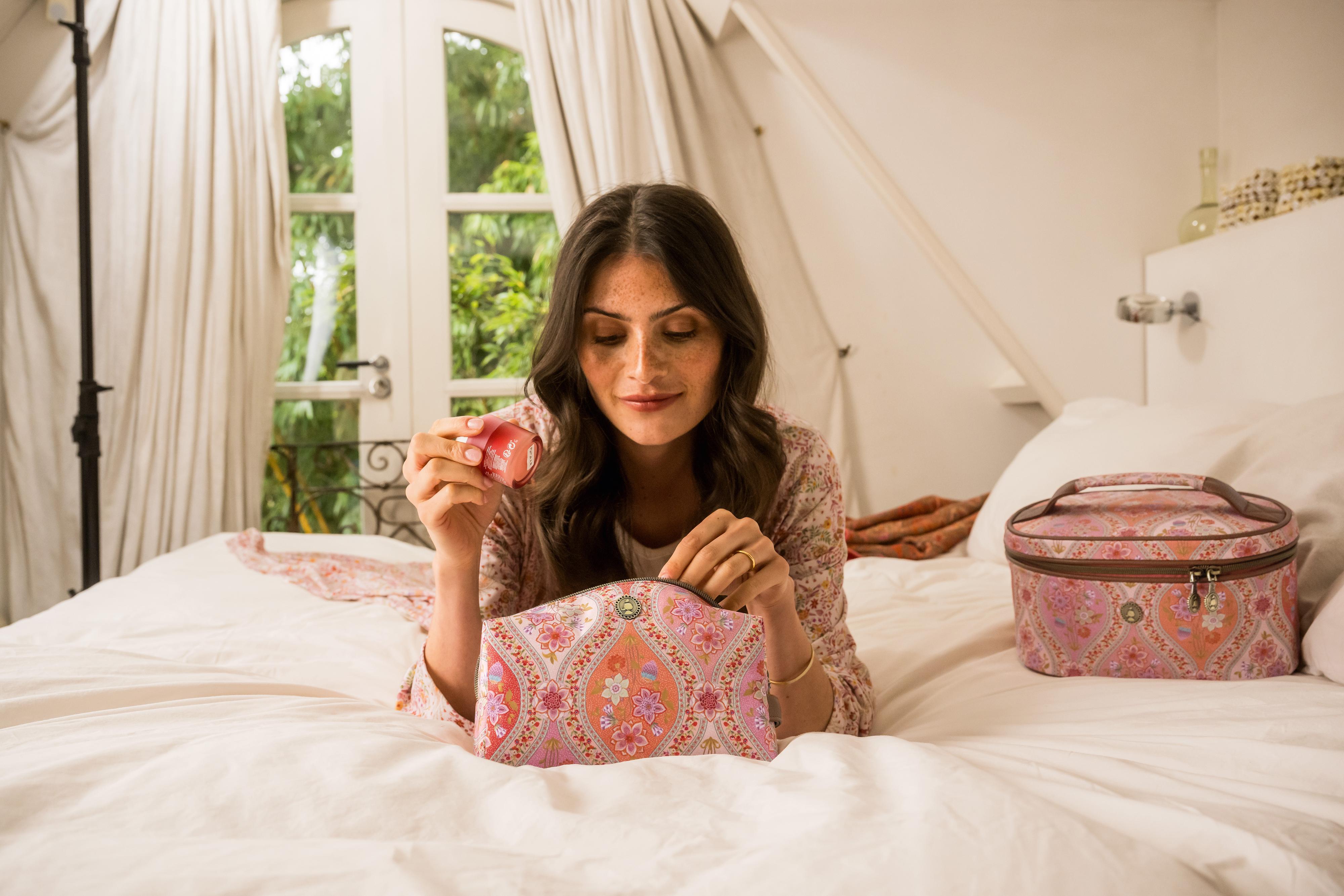 Pip Studio kosmetický kufr Cleo Ornamento oranžová barva s barevnými květy lotosu na posteli