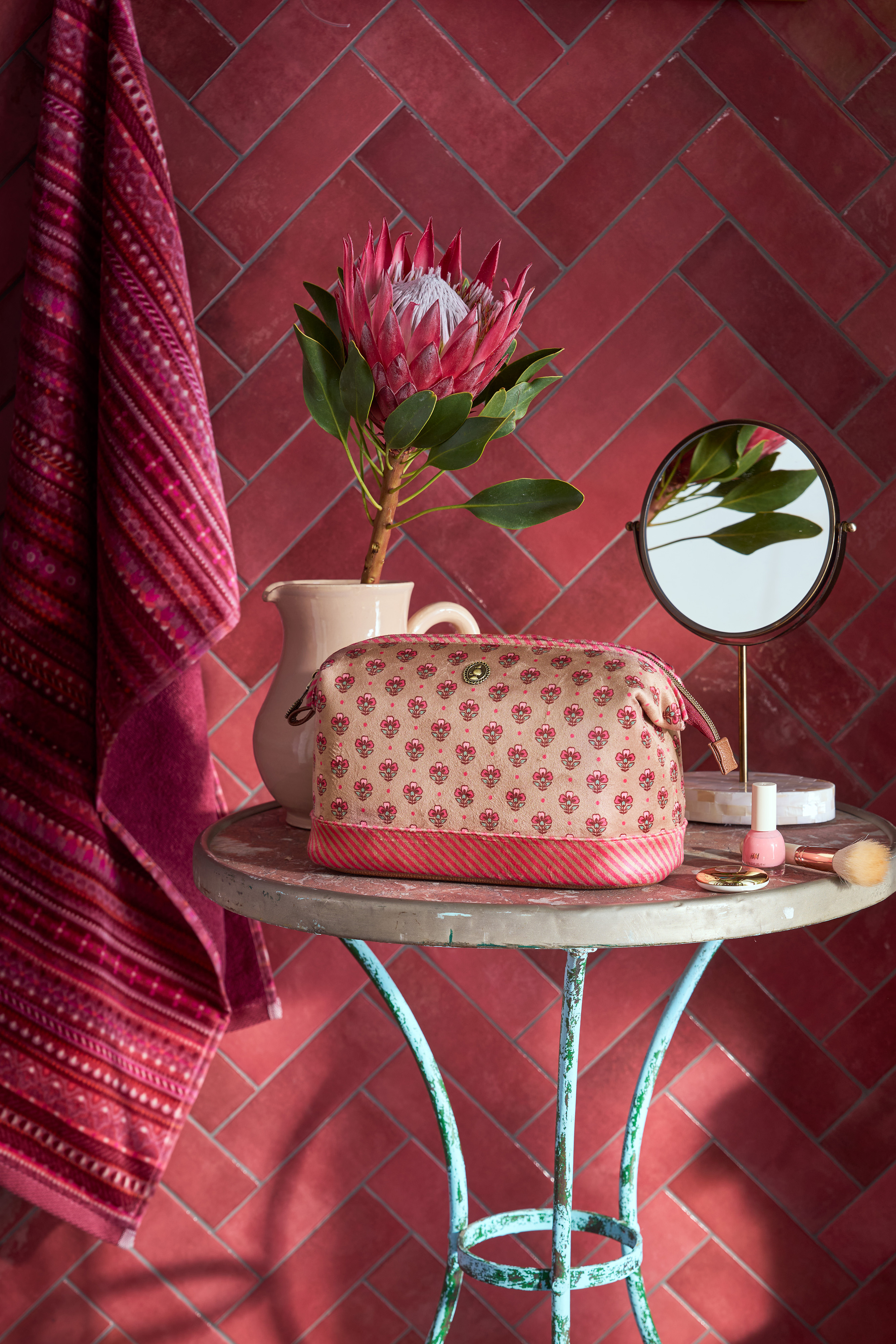 atmosférické foto Pip Studio kosmetická taška Cooper Jaipur Flower, růžová na starém kulatém stolku