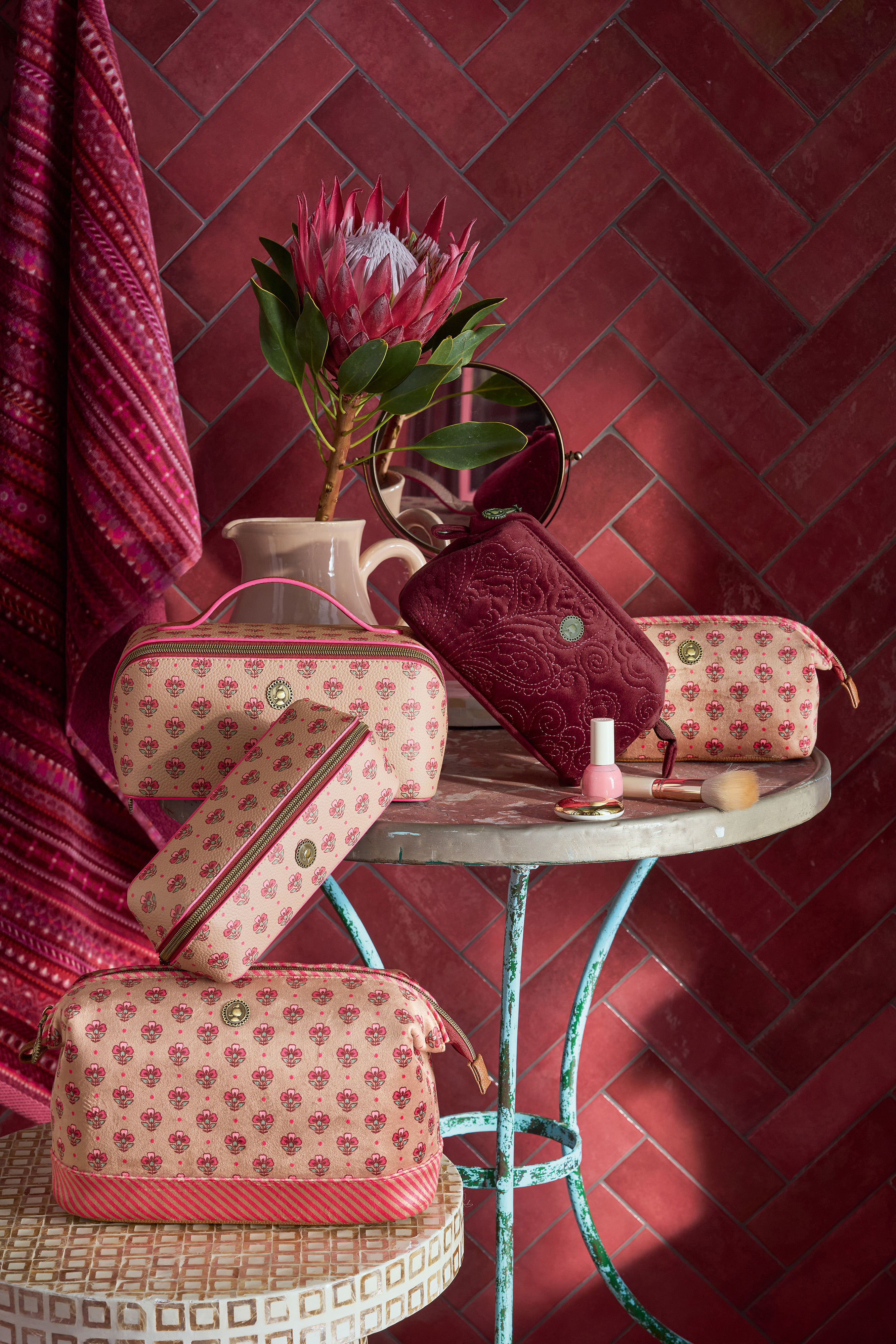 atmosférické foto Pip Studio kosmetických tašek Jaipur Flower, růžová na starém kulatém stolku