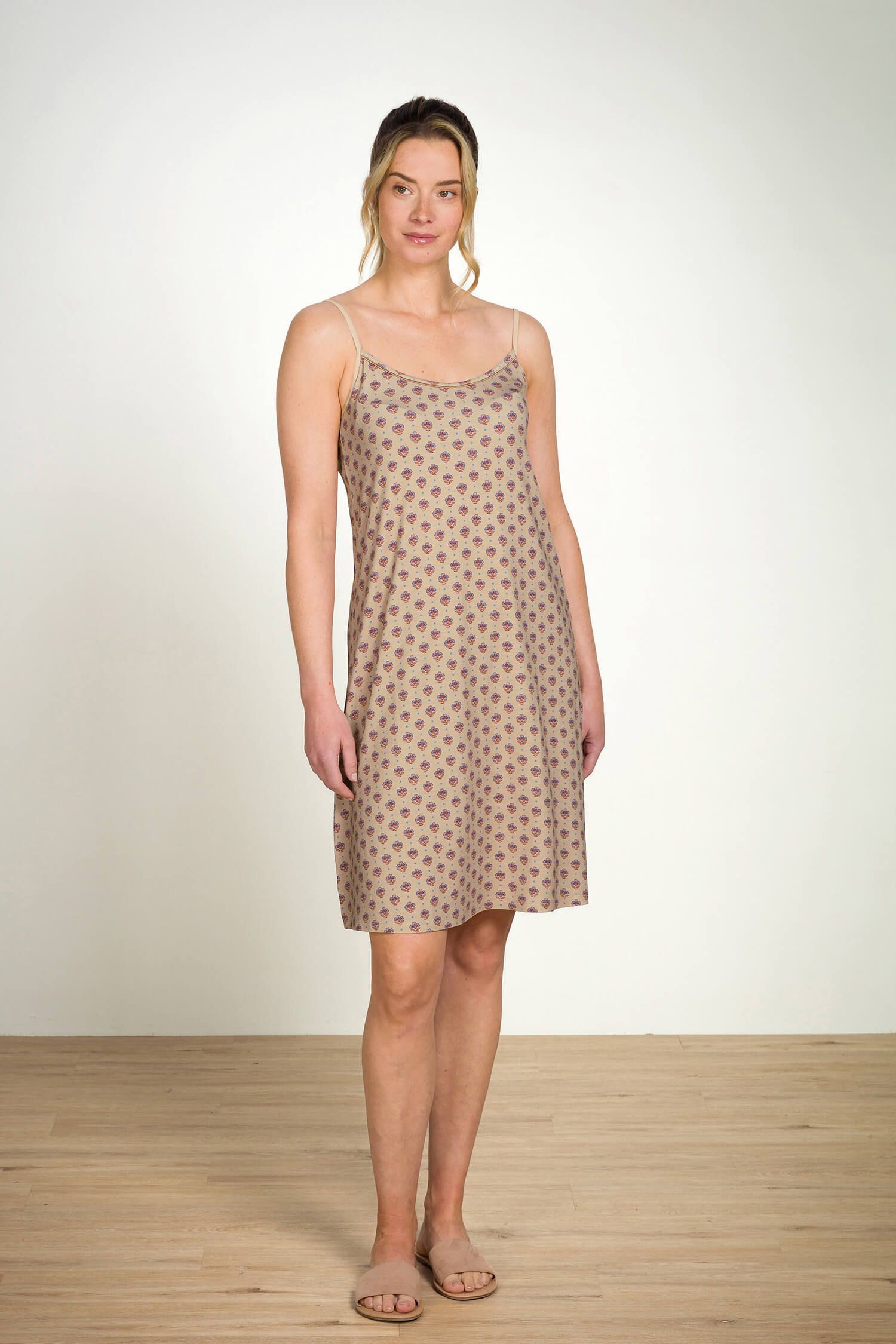 Blond modelka předvádí Pip Studio noční košili či šaty na ramínka bez rukávu v khaki barvě s blokovým potiskem Jaipur Flower v khaki modré barvě