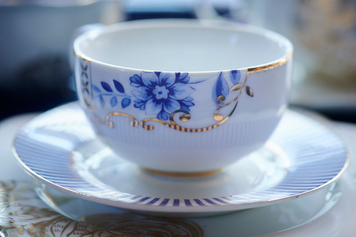 Pip Studio Royal White šálek a podšálek v bílé barvě s modrými kvítky a zlatým zdobením