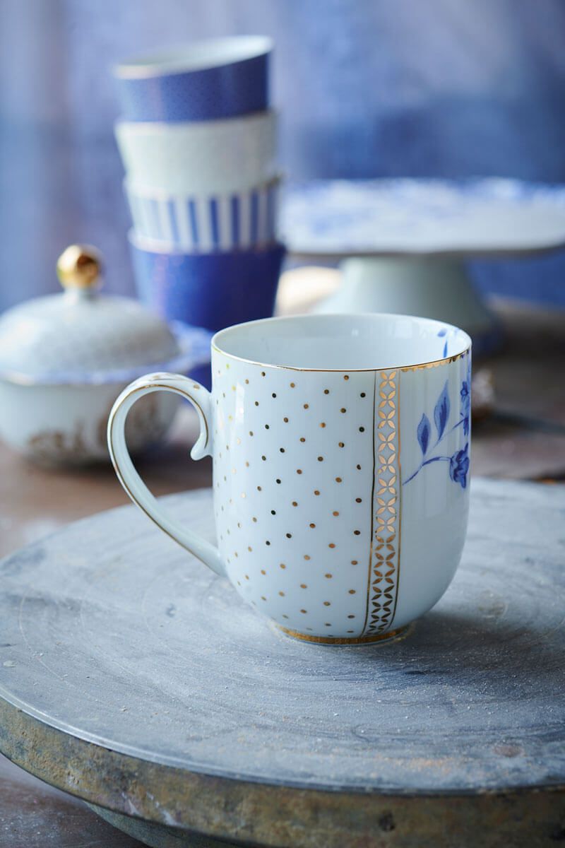 hrnek Pip Studio Royal White v bílé barvě s modrými kvítky a zlatým zdobením s puntíky