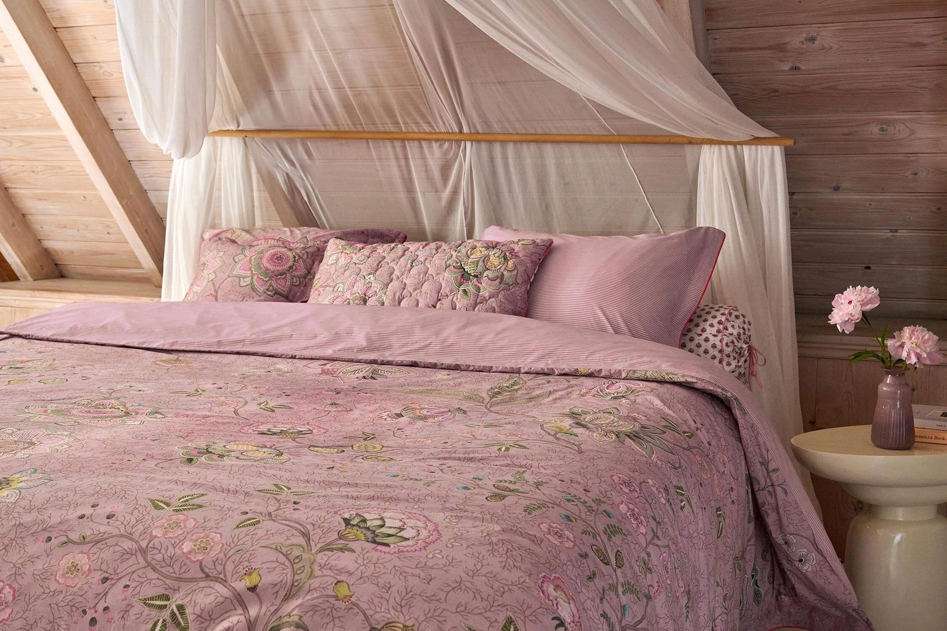 Pip Studio perkálové povlečení Mumbai Morning růžové 140x200 + 70x90 cm na jednolůžko ustlaná postel