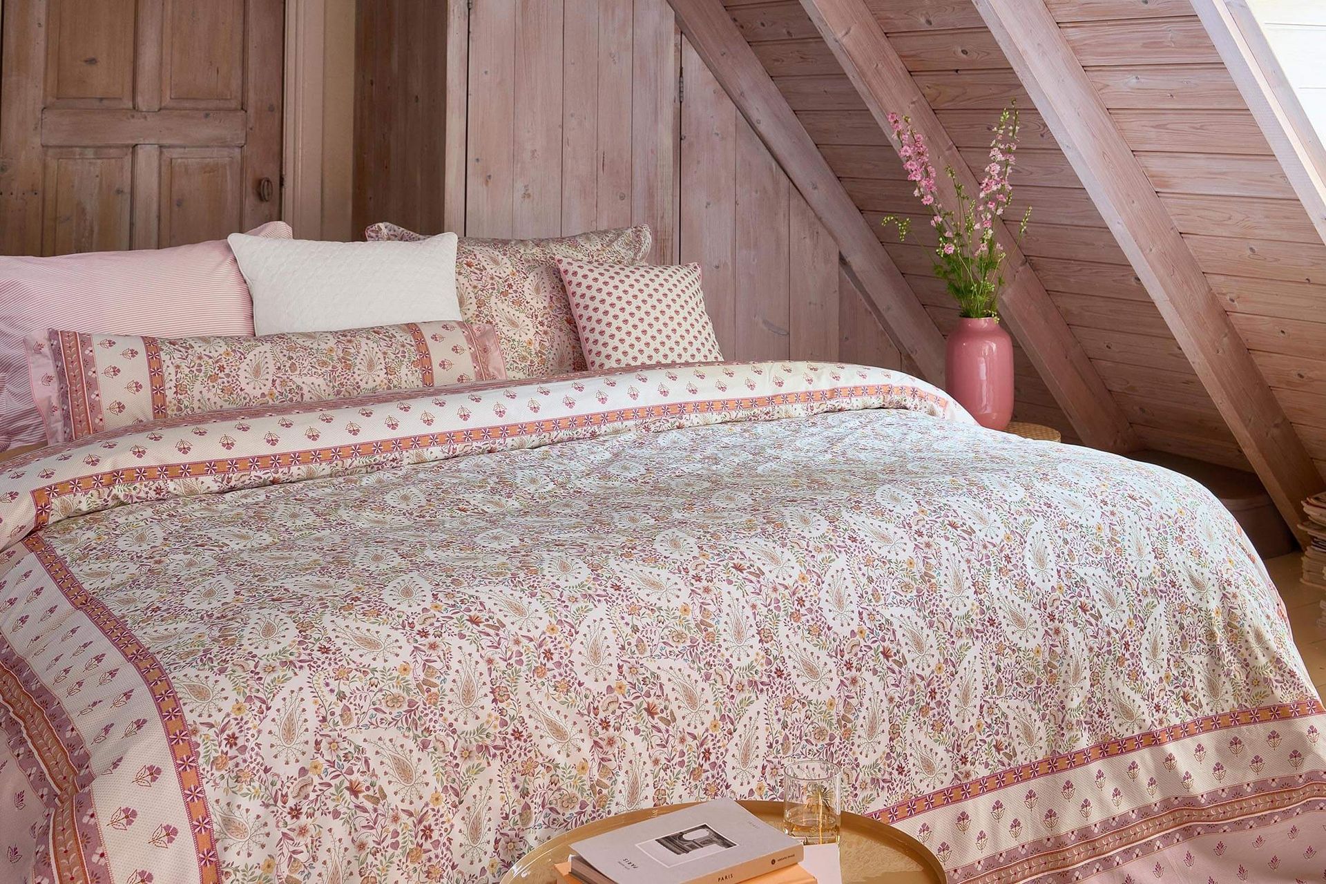 Pip Studio perkálové povlečení Kairi Bloom světle růžové na ustlané posteli se vzorem paisley , růžová kovová váza na nočním stolku