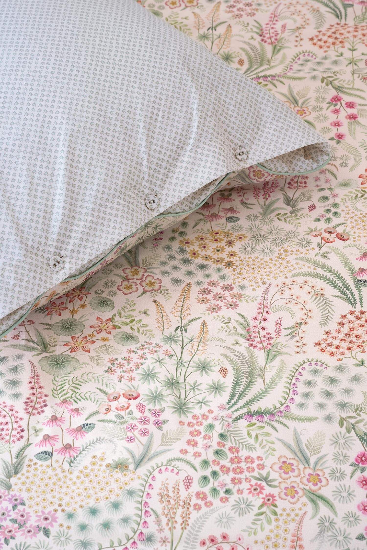 Pip Studio perkálové povlečení Lodi Garden bílé detail knoflíku na polštáři a detail květin