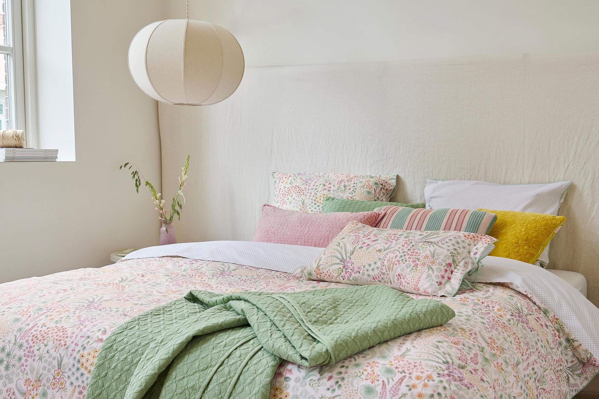 Pip Studio perkálové povlečení Lodi Garden bílé 140x200 + 70x90 cm na ustlané posteli