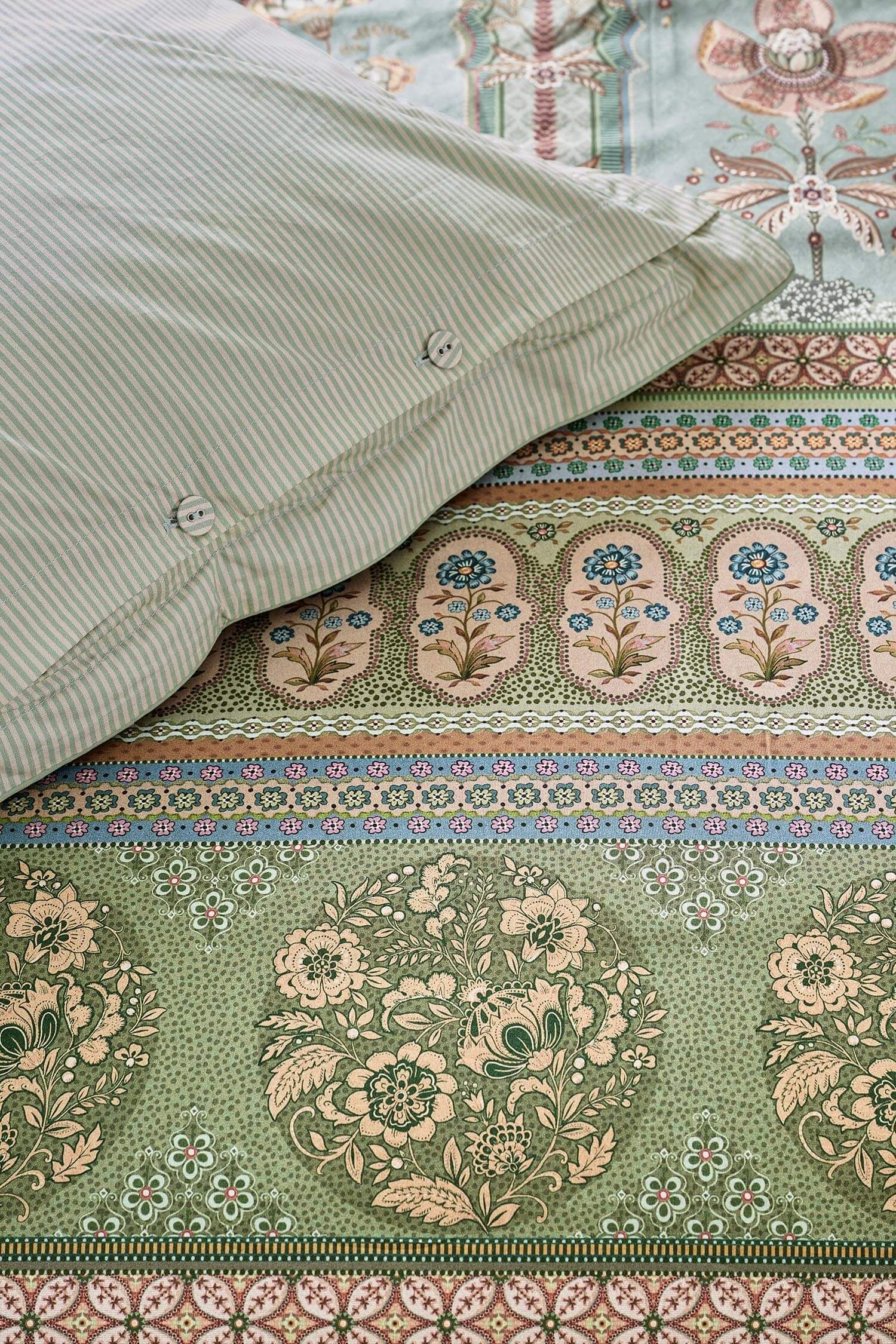 Pip Studio perkálové povlečení Bollywood Dreams zelené detail látky s květinami a polštáře na knoflíky