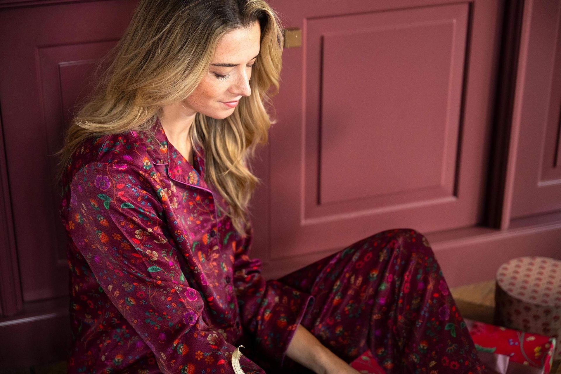 Dámský dvoudílný domácí komplet loungewear Pip Studio Flora Bangalore z prémiové viskózy v dárkovém balení na e-shopu Pipa Ateliér. detail na vzor a barvu, modelka sedí na podlaze