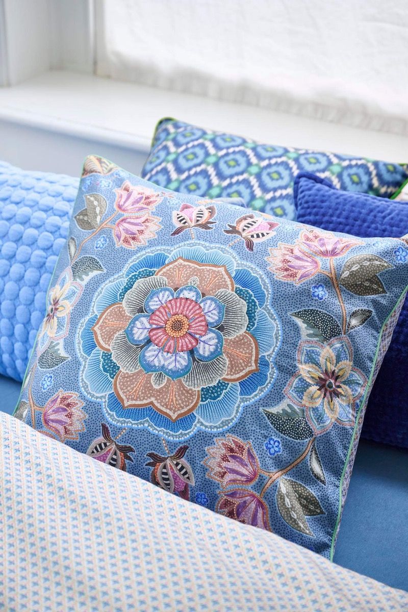 matata_square_cushion_blue-00_mood_lr