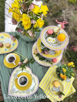 Některé kousky si Vás získají tím, že jsou prostě jiné 💛 Porcelán z kolekce Lily & Lotus není jen nádobí… je to malý...