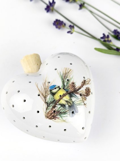 Voňavé porcelánové srdíčko plněné levandulí Sýkorka