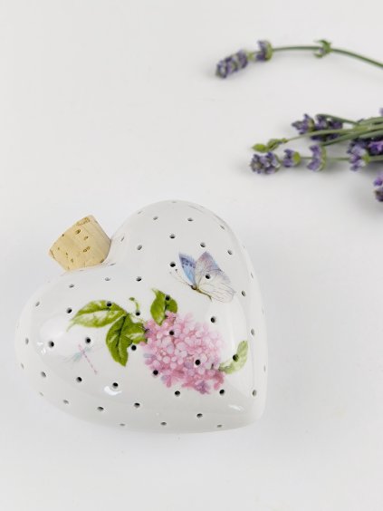 Voňavé porcelánové srdíčko plněné levandulí Šeřík a motýl