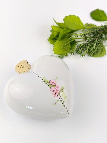 Voňavé porcelánové srdíčko plněné meduňkou a tymiánem Kvítek